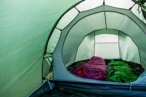 Luftmadrass och sovsäck i tält