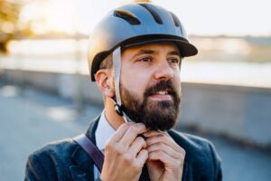 Säkerhet cykelhjälm - man i kostym