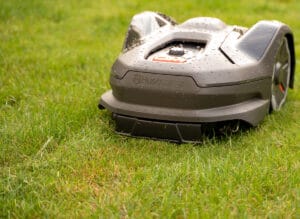 Husqvarna Automower 410XE Nera klipper gräsmattan jämt och fint