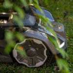 Husqvarna Automower 410XE Nera navigation fungerar bra även under buskar