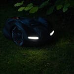 Husqvarna Automower 410XE Nera navigerar i mörker på kvällen