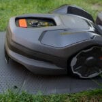 Husqvarna Automower 410XE Nera inne på laddstationen