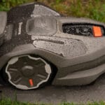 Husqvarna Automower 410XE Nera tål regn och rusk bra