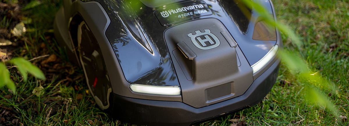 Husqvarna Automower 410XE Nera har en snygg och tilltalande design