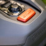 Husqvarna Automower 410XE Nera med stor stoppknapp och andra reglage av bra kvalitet