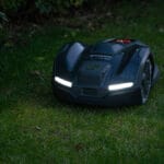 Husqvarna Automower 410XE Nera syns tydligt vid skymning tack vare sina lampor