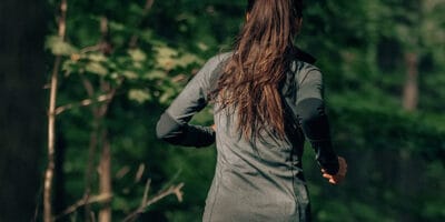 Löpare navigerar i skogen