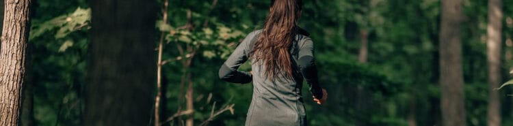 Löpare navigerar i skogen