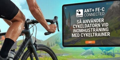 Cyklist använder cykeldatorn med trainer inomhus