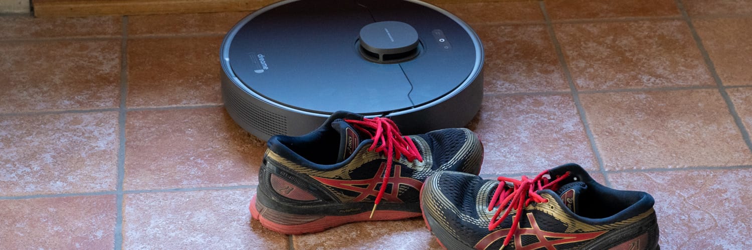 Robotdammsugare navigerar runt skor