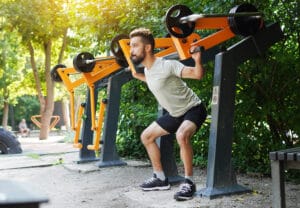 Utegym kille tränar