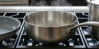 Vad är en sauteuse? Skillnaden mot kastrull och stekpanna