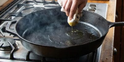 Vårda stekpanna i gjutjärn - olja in