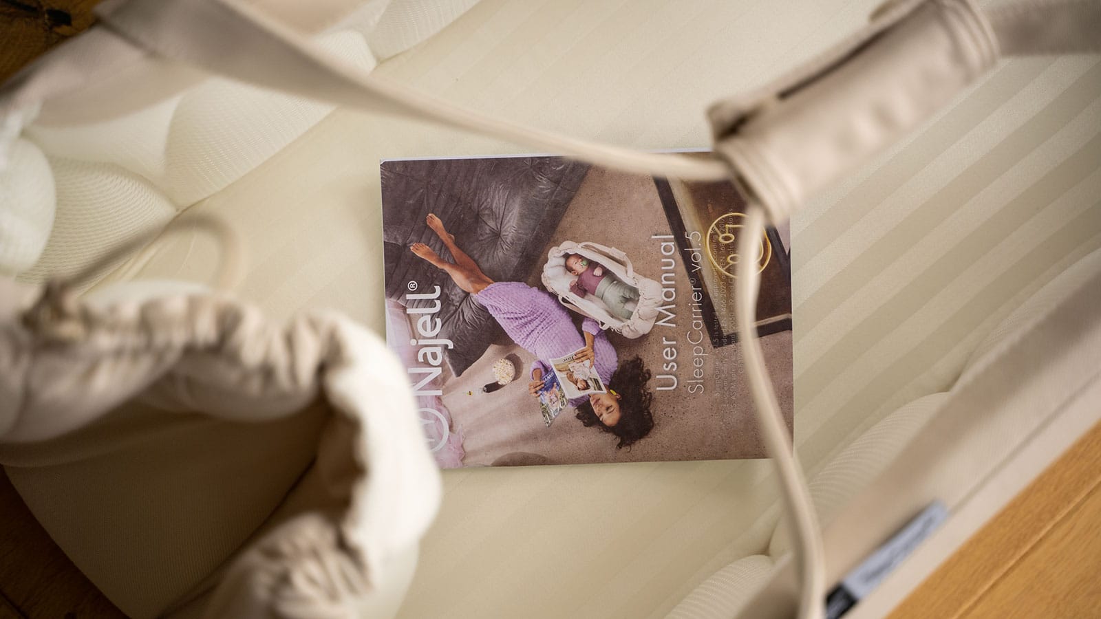 Najell SleepCarrier 5 - manualen ligger i babynestet
