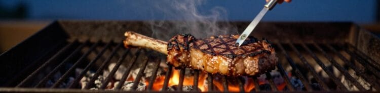 Stektermometer som mäter innertemperaturen i en biff på grillen